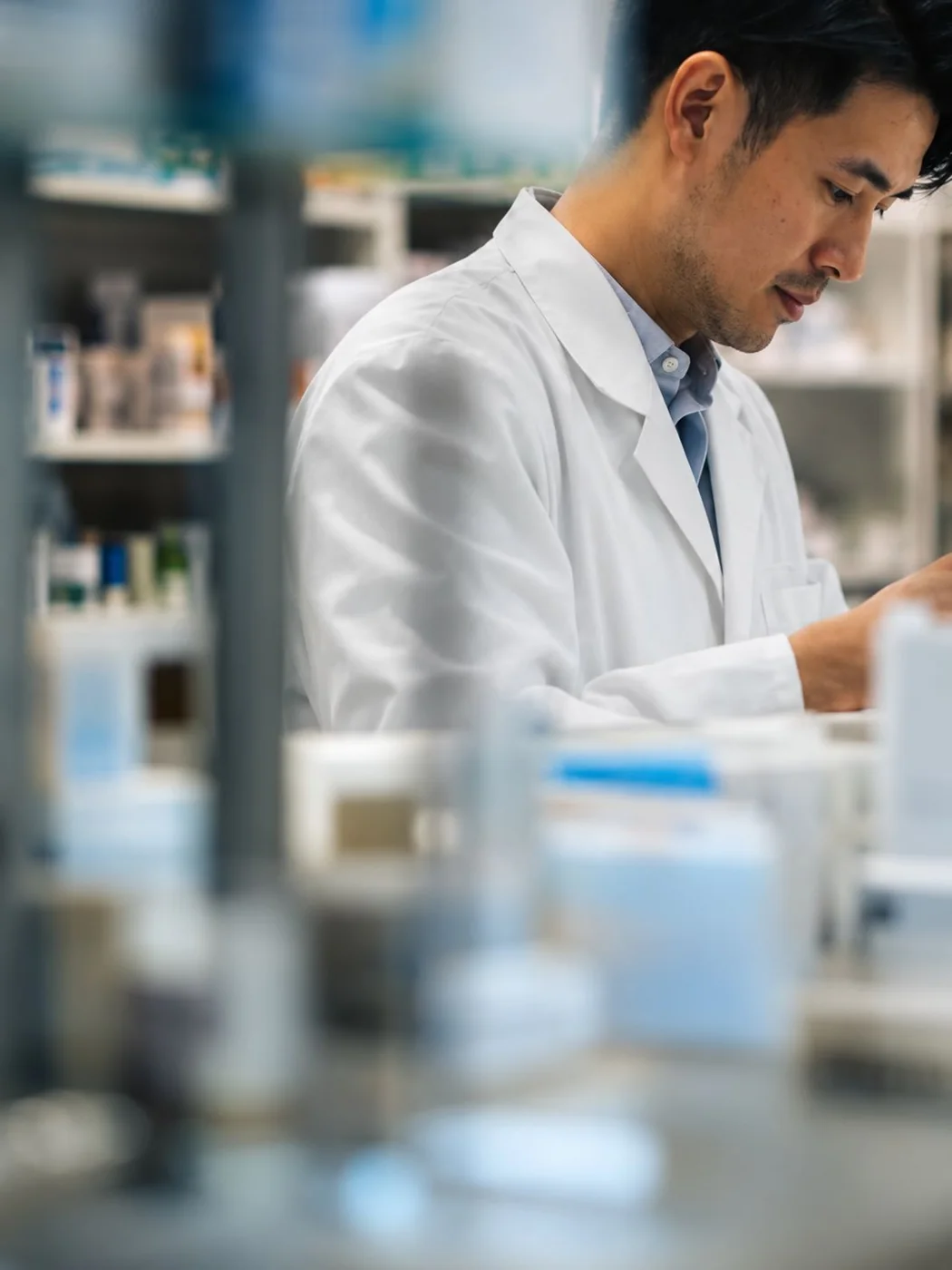 Médecin examinant des informations cliniques